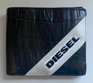 B4A146◆ ディーゼル DIESEL 本革レザー クロコ型押し カーキ色系 ロゴ ボタン開閉小銭入れあり 二つ折り財布