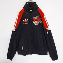 アディダス NBA トラックジャケット 刺繍ロゴ S ブラック黒赤 ラグラン_画像3