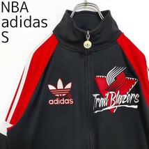 アディダス NBA トラックジャケット 刺繍ロゴ S ブラック黒赤 ラグラン_画像2