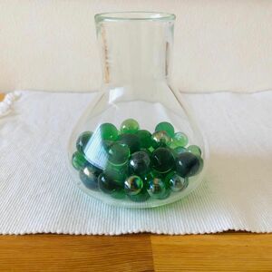 ミニデキャンタ　1点物・吹きガラス　フラスコ　ビー玉付き：緑
