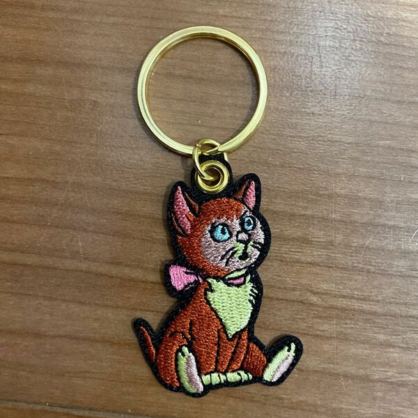 ディズニーストア　猫の日　不思議の国のアリス　ダイナ　シークレット　刺繍キーホルダー　ディズニー