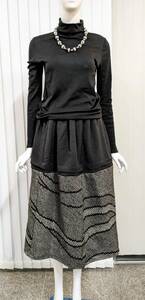 着物リメイク、黒無地地模様にタック1本と絞りの細身ギャザースカート、ハンドメイド。