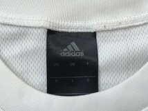 ADIDAS アディダス メンズ ロゴプリント グラフチェック ドライ 半袖Tシャツ S 白ベージュ_画像2