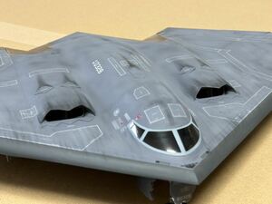 ★1/72 B-2 スピリット　ステルス爆撃機　フィギュア3体付き　プラモデル　完成品