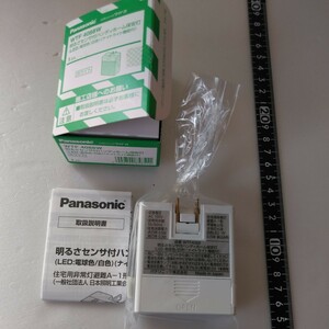 パナソニック (Panasonic) 明るさセンサ付ハンディホーム保安灯 ホワイト WTF4088W 在庫品未使用 送料 520