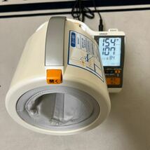 OMRON オムロン 自動電子血圧計 アームイン 上腕式 スポットアーム 血圧計 HEM-1010 ACアダプター 【動作認】_画像3