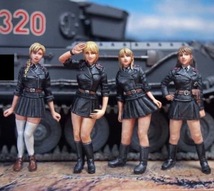 ミリタリー フィギュア 女性兵士 4体 セット 1/35スケール セクシー ミニスカ 樹脂 未塗装 未組み立て ジオラマ レジン キット p755_画像1