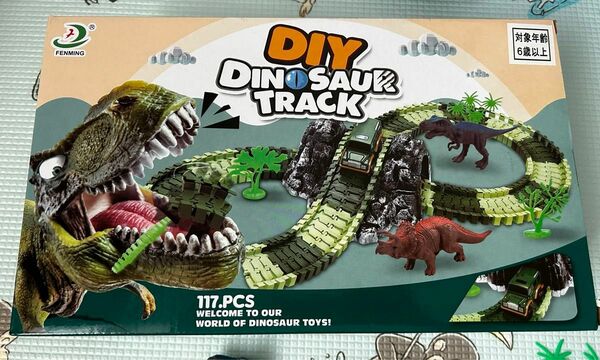 恐竜　おもちゃ　ワールドロードレース　