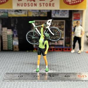 【KS-482】1/64 スケール 自転車を持ち上げる女性サイクリスト セット フィギュア ミニチュア ジオラマ ミニカー トミカ