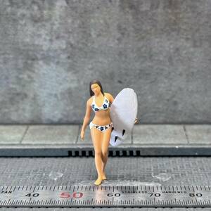 【KS-630】1/64 スケール サーフボードを持つ女性 フィギュア ミニチュア ジオラマ ミニカー トミカ