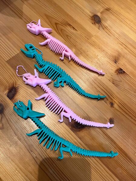 新品/未使用　恐竜の骨 スクイーズ キーホルダー 