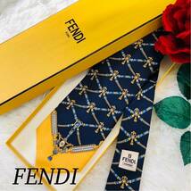 FENDI フェンディ メンズ 男性 紳士 ネクタイ ブランドネクタイ ネイビー イエロー 紺 黄 総柄 素敵 美品 ビジネス 結婚式 二次会剣先10cm_画像1