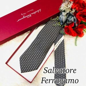 SalvatoreFerragamo サルヴァトーレフェラガモ メンズ 男性 紳士 ネクタイ ガンチーニ 総柄 黒 ブラック ビジネス 剣先8.5cm