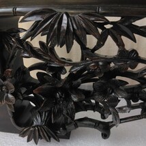 【送料込み】黒檀　繊細透かし彫り飾り板　管理番号（1542）デッドストック　木製彫刻　塗り仕上　幅47.7㎝×高さ13㎝×厚み4㎝～約5.1㎝_画像3