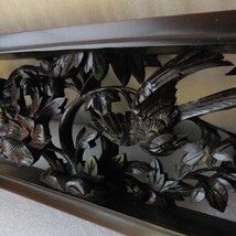 【送料込み】本紫檀　透かし彫り飾り板　管理番号（1548）デッドストック　木製彫刻　塗り仕上　幅57.2㎝×高さ10.7㎝×厚み3.1～約3.5㎝_画像1