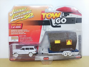 ■ JOHNNY LIGHTNIGジョニーライトニング TOW&GO 1/64 1981 Jeep Wagoneer with Tiny House ジープラングラーハウス牽引 ミニカー