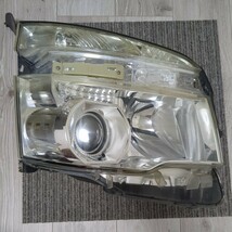 トヨタ ヴォクシー 70 ZRR70W 後期 純正 右 ヘッドライト HID KOITO 28-226_画像1