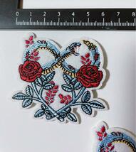 787.可愛い蛇＆バラの刺繍アイロンワッペン2枚セット_画像2