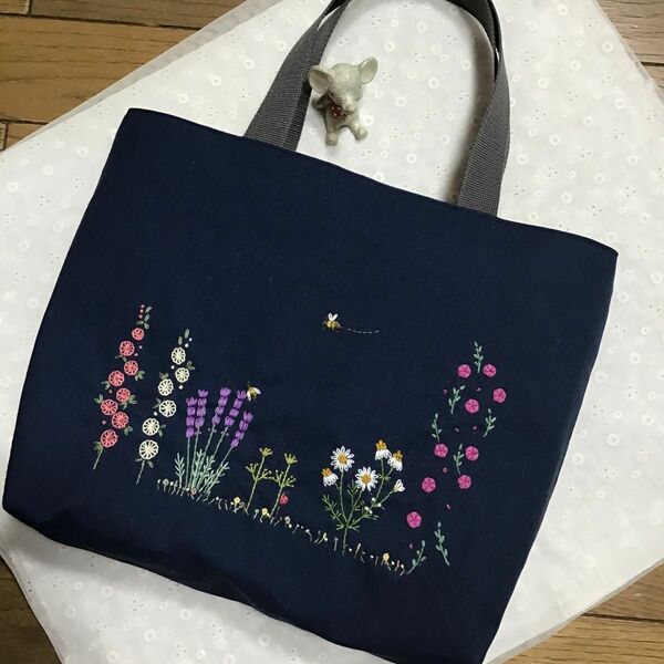 野の花ガーデン　手刺繍トートバッグ　ネイビー　A4サイズ　ハーフリネン ハンドメイド