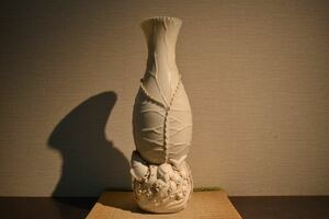 【GE】Y156【コレクター所蔵品】時代 白磁波魚彫花瓶 /中国古玩 中国美術 骨董品 時代品 美術品 古美術品