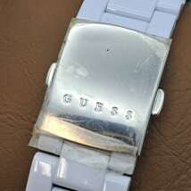 SB70【ジャンク】GUESS 腕時計 メンズ ホワイト ラインストーン 現状品 動作未確認_画像5