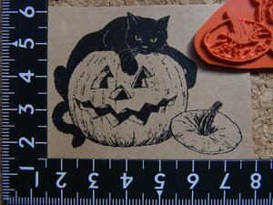 ★ラバースタンプ／ハロウィンかぼちゃの上に猫