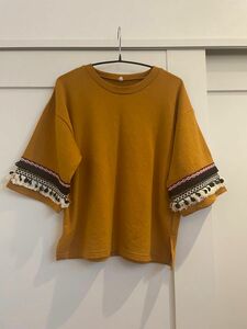 Tシャツ　トップス　丈短め　レディース　刺繍