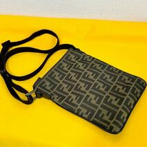 人気★ FENDI フェンディ ズッカ柄 ショルダーバッグ サコッシュ メンズ レディース_画像1