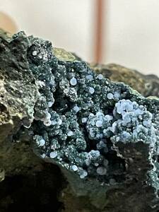 国産鉱物　農青色セラドン石、輝沸石、水色魚卵状玉髄
