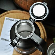 スタンレーSTANLEY炭酸対応!クラシック真空グロウラー1.9L正規品チャコール　　アウトドア 保冷 水筒 真空断熱ボトル キャンプ_画像5