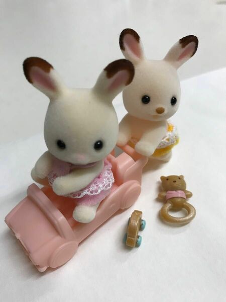 シルバニアファミリー　人形と車　ショコラウサギの赤ちゃん　2体　車　新品
