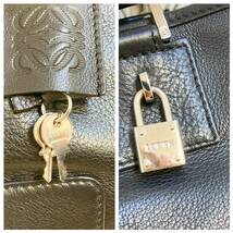 極美品 LOEWE ロエベ ハンドバッグ アマソナ レザー 本革 革 アナグラム 型押し ブラック 黒 鍵 南京錠 カデナ 保存袋 フスタ_画像5