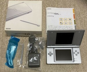 KB1208【動作確認済・美品】任天堂 ニンテンドー DS Lite グロスシルバー NINTENDO DSライト 取説 アダプター ストラップ 箱付き 中古