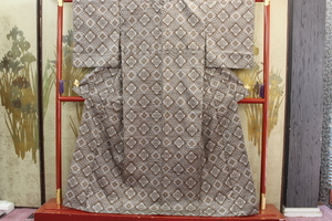 きもの今昔６５９１　竜郷大島紬　広衿袷手縫い仕立てきもの　素晴らしく綺麗な状態です　１回程度使用品　　身丈１５８ＣＭ
