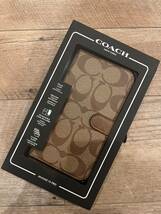 新品　COACH iPhone13 pro 手帳型カバー シグネチャー　コーチ　カーキ_画像2