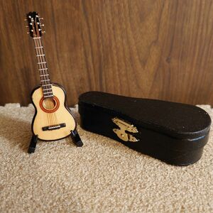 ミニチュア楽器 木製ミニクラシックギター (ケース&ブラケット付き)