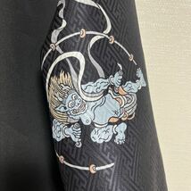 3送料込◆ハンドメイド　風神雷神　トップス　チュニック◆ 着物反物　ドロップショルダー　黒系　地模様　紗綾形 縁起物_画像2