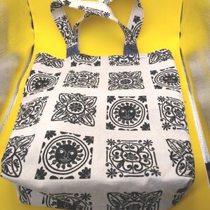 トートバッグ ハンドメイド 薄手生地 軽い 白黒シンプル クール 内ポケット 開口部磁石止め 男女兼用 A4ワイド 底板おまけ付き