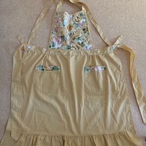 19.花柄エプロン