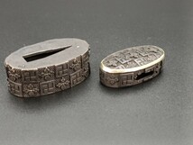 FS010　日本刀装具　縁頭　卍字金剛杵の図　金工品　魚子地　銅製　フチ　カシラ　刀剣美術　_画像4