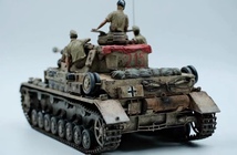 1/35 ドイツ Ⅳ号戦車 G型 北アフリカ戦場 組立塗装済完成品 フィギュア人形4体付き_画像5