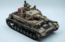 1/35 ドイツ Ⅳ号戦車 G型 北アフリカ戦場 組立塗装済完成品 フィギュア人形4体付き_画像1