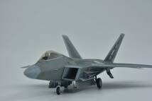 アカデミー 1/72 アメリカ空軍 F-22ラプター制空戦闘機 組立塗装済完成品_画像1