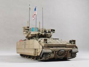 1/35 アメリカ M2A3 ブラットレー歩兵戦術装甲車 内部改造塗装済完成品