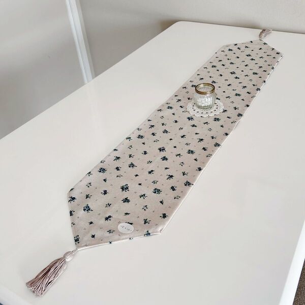 *ハンドメイド*テーブルセンター テーブルランナー ドイリー タッセル付 花柄 ベージュ系