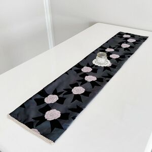 ＊ハンドメイド＊　テーブルセンター　テーブルランナー　ドイリー　黒地にピンクのお花模様　端レース仕上げ　刺繍生地