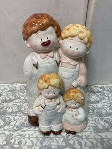 【中古】大阪引取歓迎　ファミリー人形　陶器　人形　置き物　ほのぼの家族　物入れ　陶器人形【KTBS068】