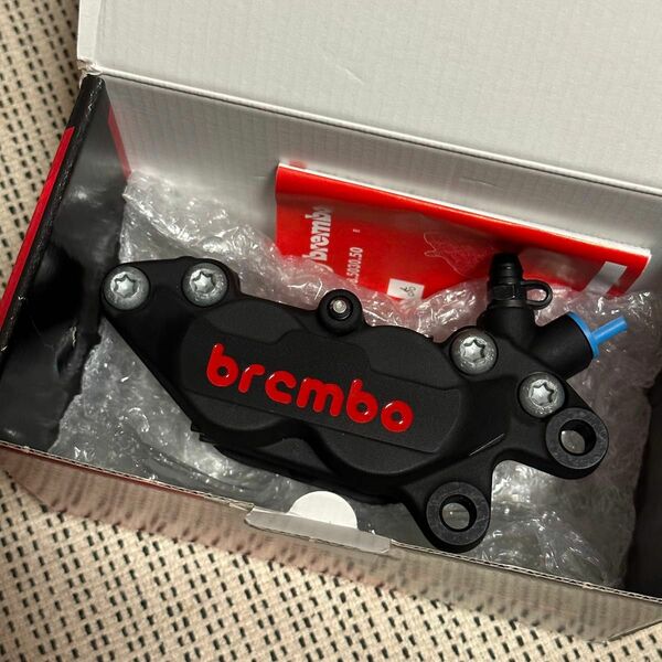 新品未使用 Brembo(ブレンボ) 4ポットキャリパー 40ｍｍ ブラック 赤ロゴ 右用