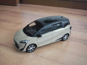 トヨタ　シエンタ　ミニカー　カラーサンプル　ベージュ　TOYOTA　SIENTA