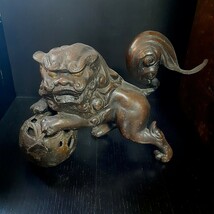 【戯たわむれ屋】玉乗り獅子 縁起物 シーサー 鉄製 置物 獅子 魔除け 鋳鉄製 玉獅子 オブジェ 金属工芸 工芸品 美術品 アンティーク 希少品_画像2